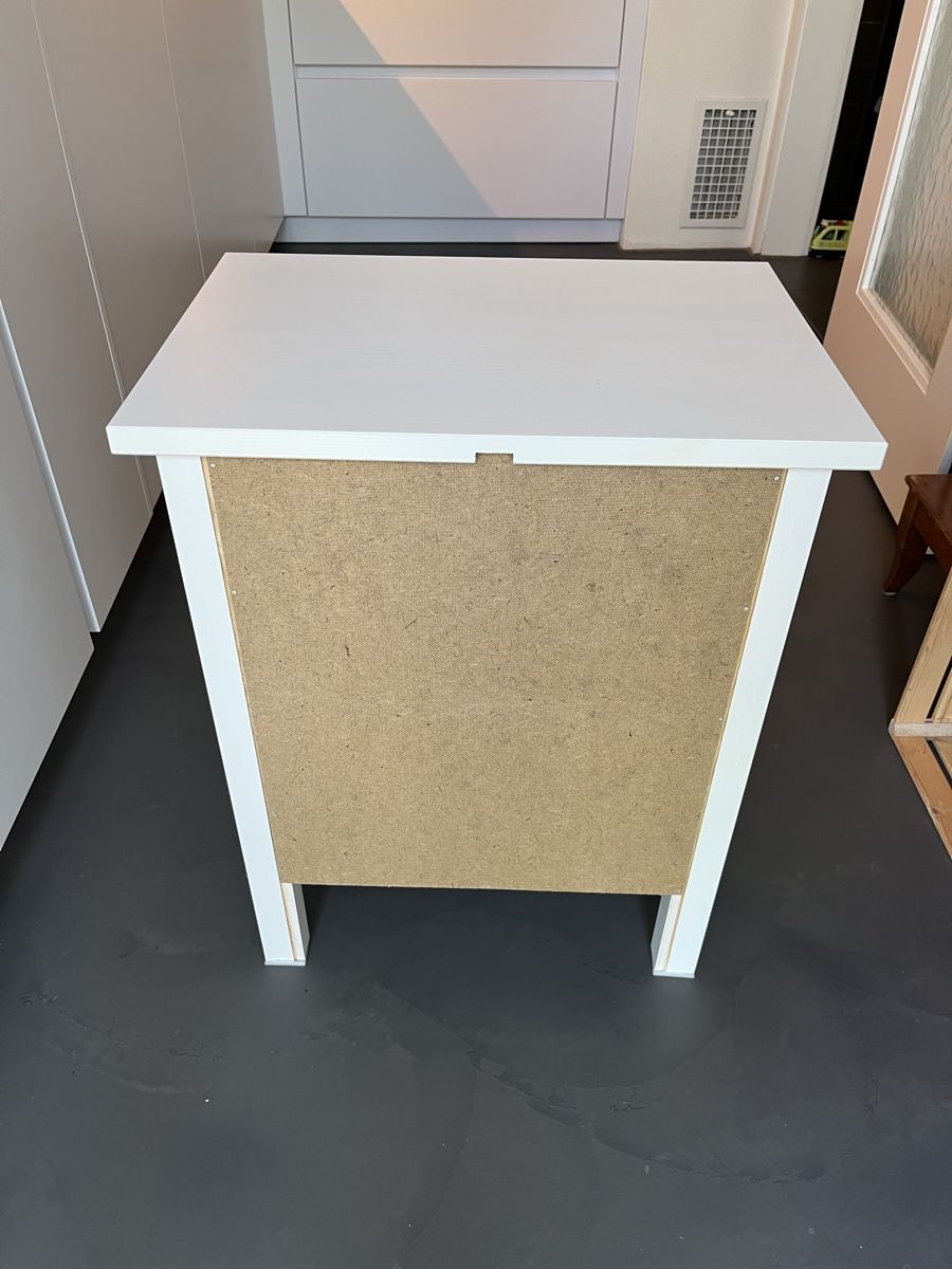 Comodini: Ikea Hemnes Nachttisch neuwertig – Nuovo (secondo la descrizione) da Wallisellen venduto da lis_8fkh 2