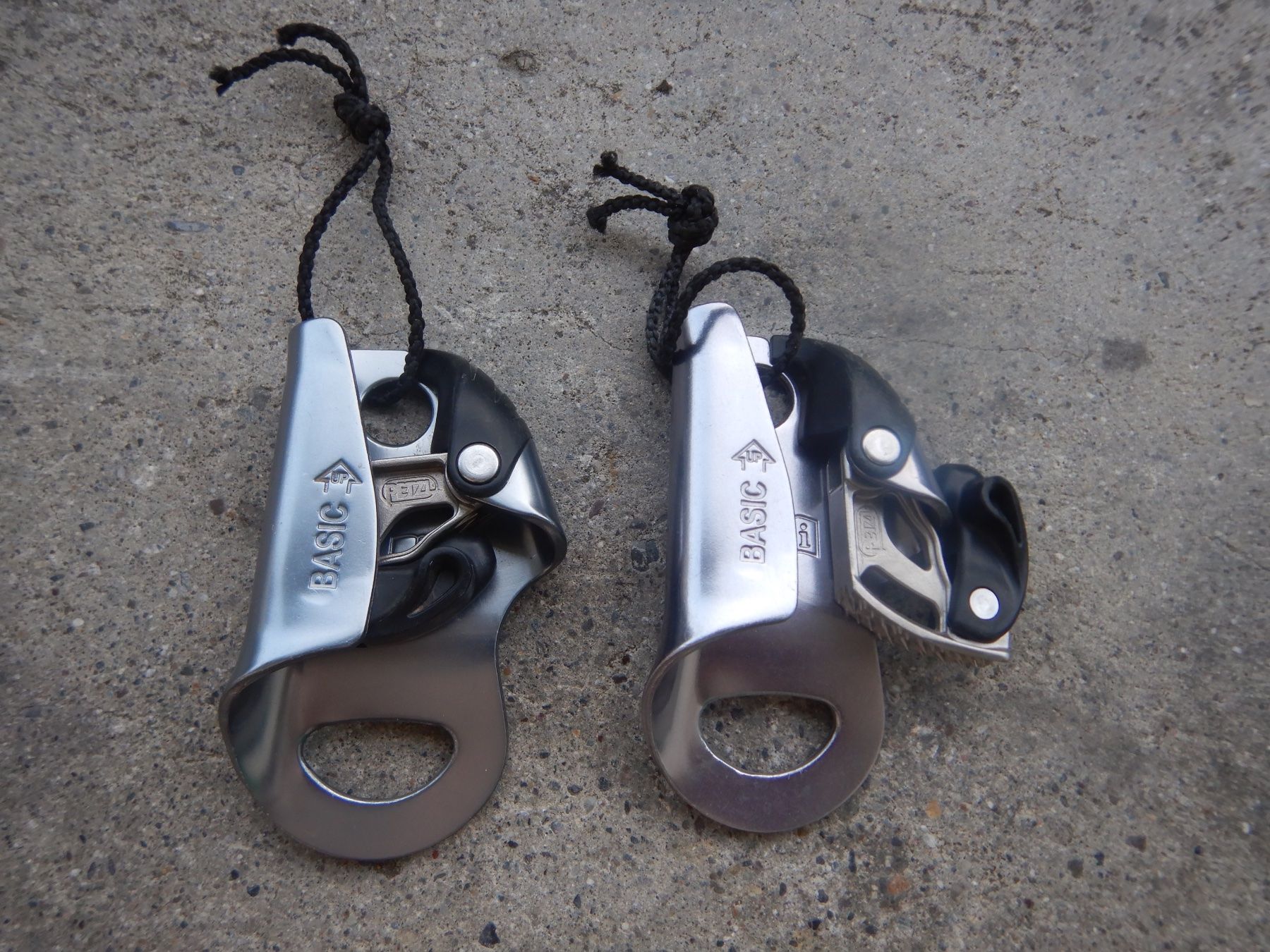Pareti & prese d'arrampicata: 2 Stück Petzl Basic Steigklemme Neuwertig ! – Usato da Effretikon venduto da b-company