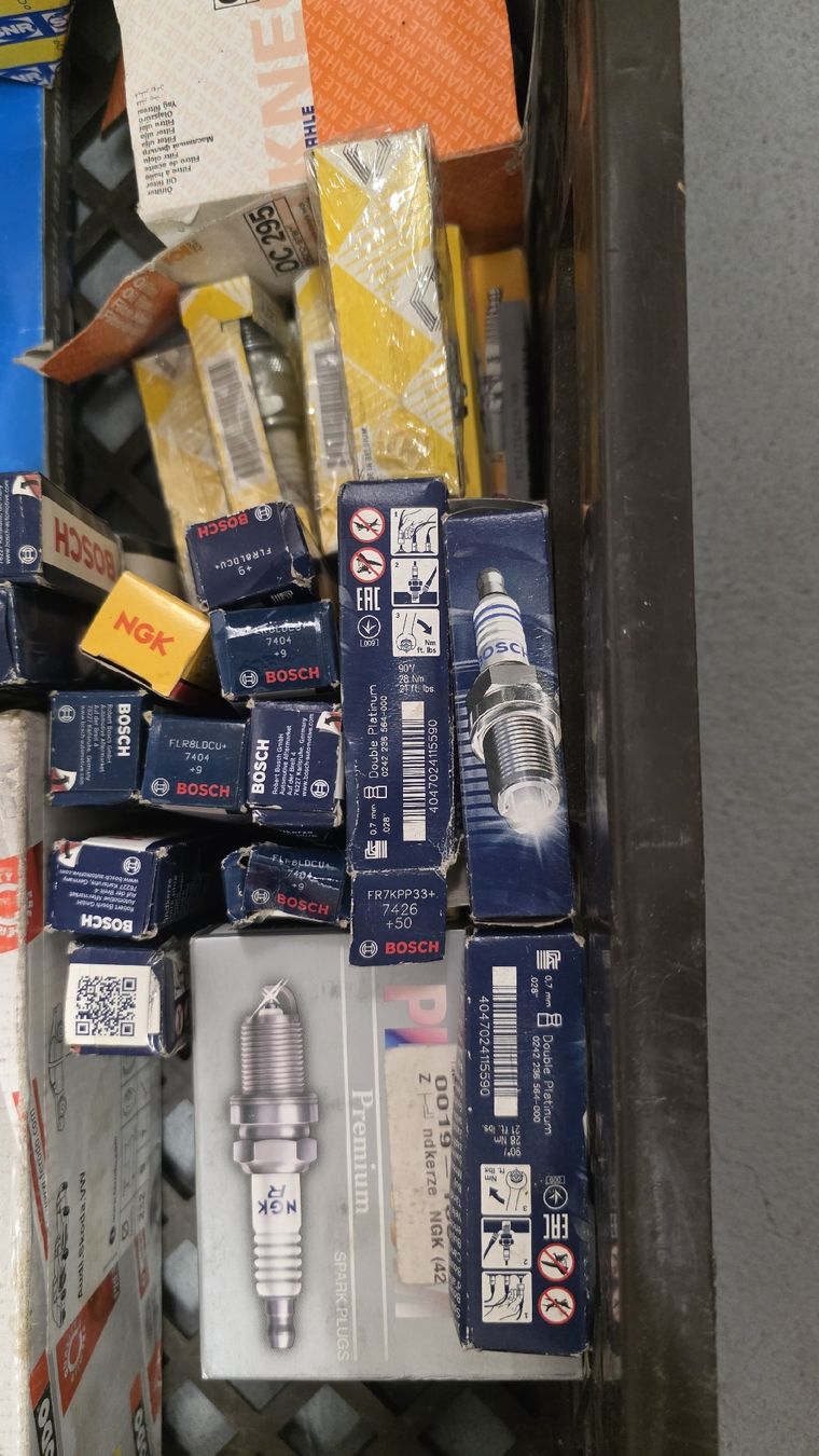 Alle Autoersatzteile: verschiedene Zündkerzen  – Neu und originalverpackt aus Winterthur von bianca_nieves