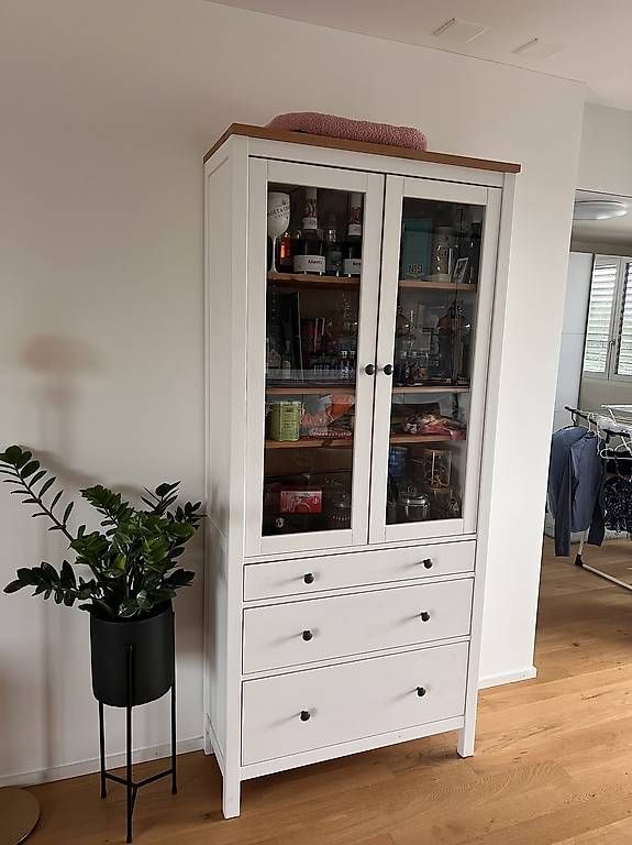 Ikea Vetrine: Hemnes Ikea Vitrine mit 3 Schubladen – Usato da Gerlafingen venduto da sel_dp6y