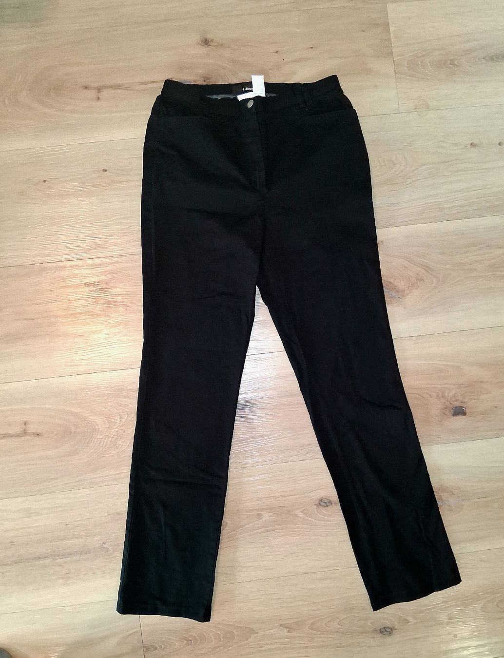 Jeans: Schwarze Jeans, Grösse 40/42, – Usato da Lützelflüh-Goldb venduto da Punktesammler