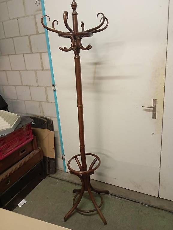 Thonet Guardaroba: Bugholz Garderobe – Usato da Basel venduto da Petergunn 1