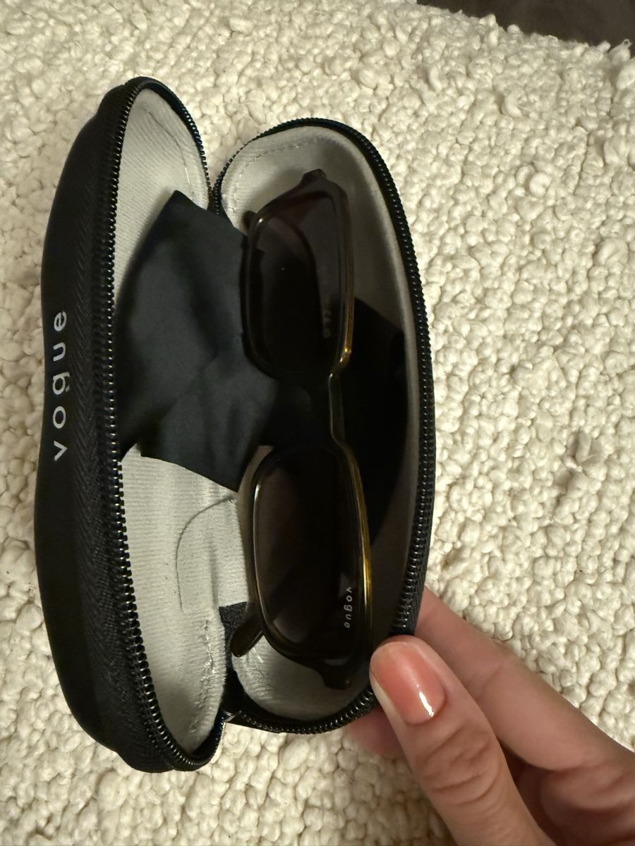 Vogue Lunettes & Verres: Sonnenbrille Vogue Neu – Neuf avec emballage d'origine à Mörschwil par Seegurke18 1