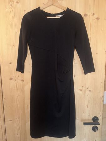 Schwarzes Kleid
