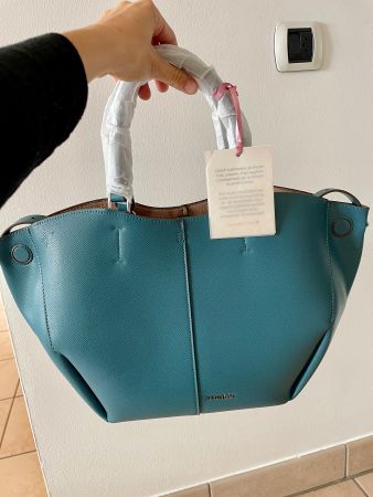 Vendo borsa in ecopelle molto particolare cn piccolo difetto