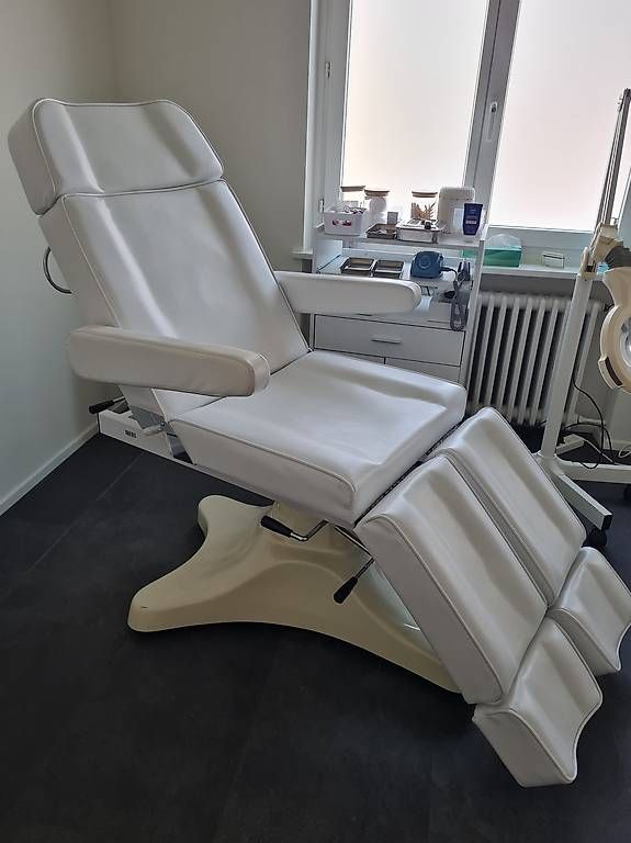 Lettini & sedie per cosmetici: Kosmetik liege – Usato da Brüttisellen venduto da car_8vgk 1