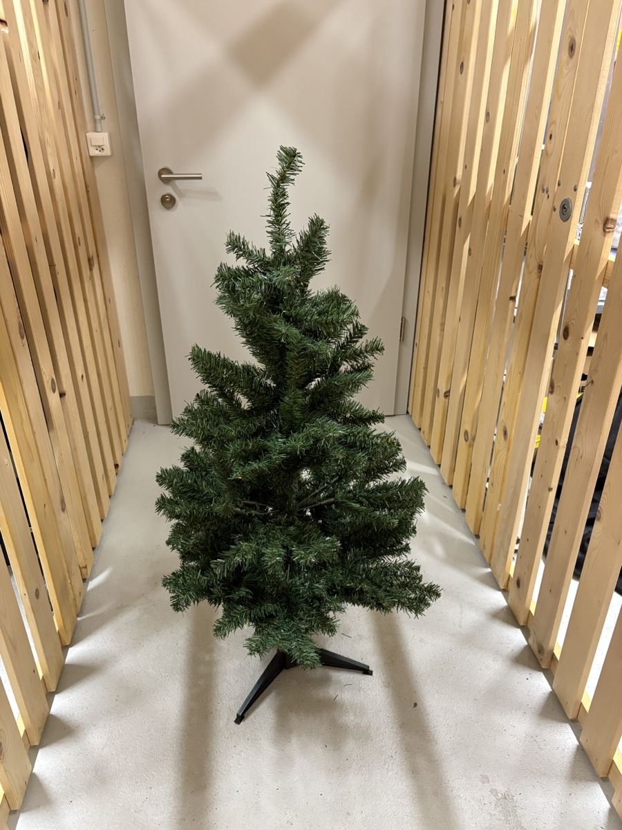 Migros Alle Dekorationen: Künstlicher Weihnachtsbaum – Gebraucht aus Reichenburg von jonesmann