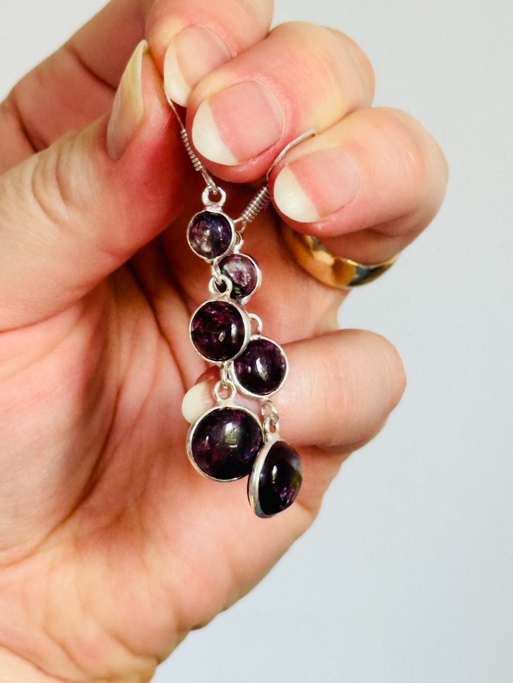 Orecchini pendenti & Orecchini a lobo: Color Enhanced Red Flash Labradorite earrings – Nuovo e nell'imballaggio originale da Genève venduto da AGBERG 3