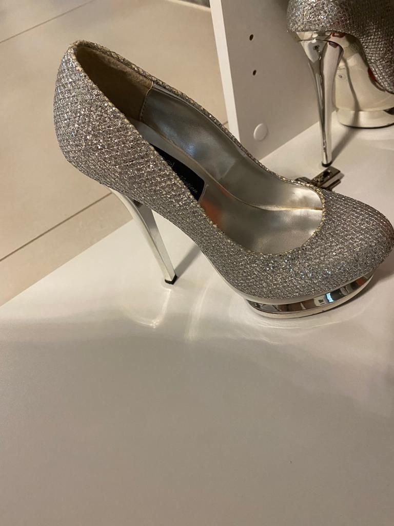 Damenschuhe: Silbrig glitzernde High Heel Plateau Pumps – Gebraucht aus Ottenbach von tickorus 2