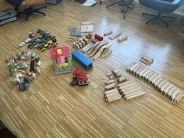 Grosse Brio Eisenbahn mit selbst gebautem Bahnhof