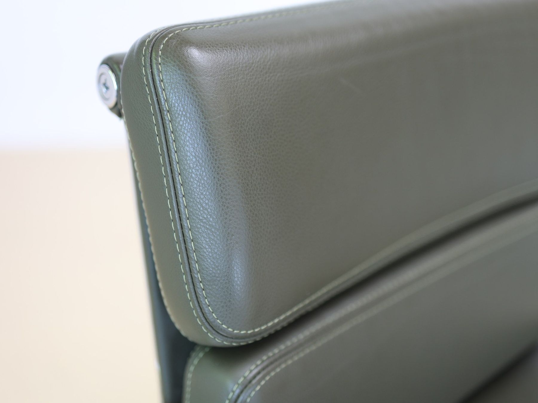 Vitra Stühle: Vitra Eames EA 208 Softpad Bürostühle | Olive Leder – Gebraucht aus Meinisberg von atelier_TILIJA 9