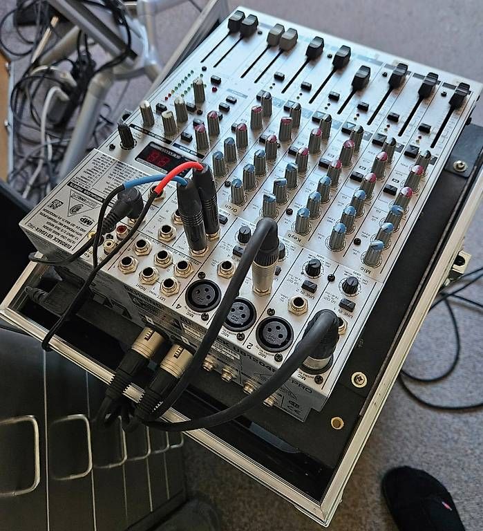 Platines de mixage: Behringer Eurorack UB1204FX-Pro mit Winkelrack – D'occasion à Egerkingen par pen_n7zc