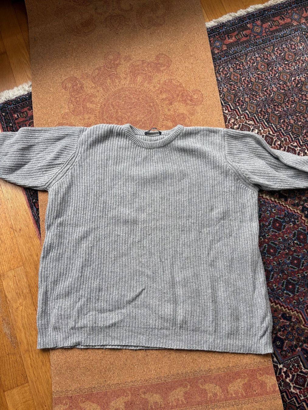 Pullover & Sweatshirts: Langarmiger Oversize Pullover – Gebraucht aus Olten von mar_dg8p