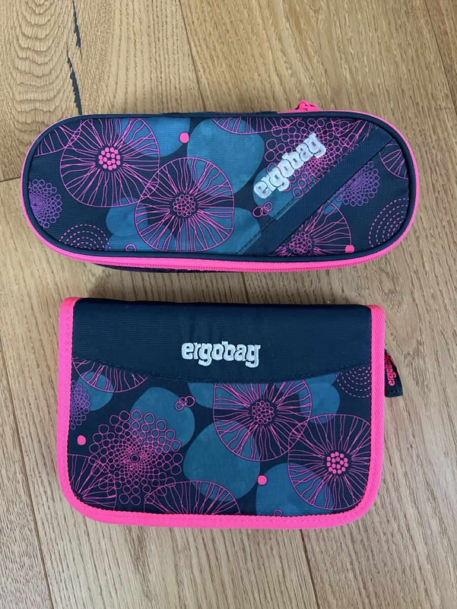 Ergobag Borse & Zaini: ergobag Schulranzen Set mit Etuis dunkelblau pink Blumen – Usato da Aeugst am Albis venduto da Bsaeub 3