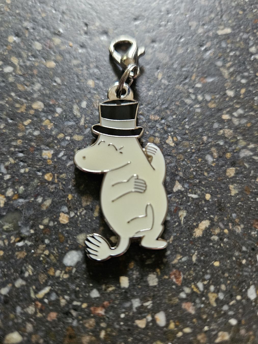 Pendentifs: Moomin Anhänger mit Zylinder oM – D'occasion à Anwil par tamoos