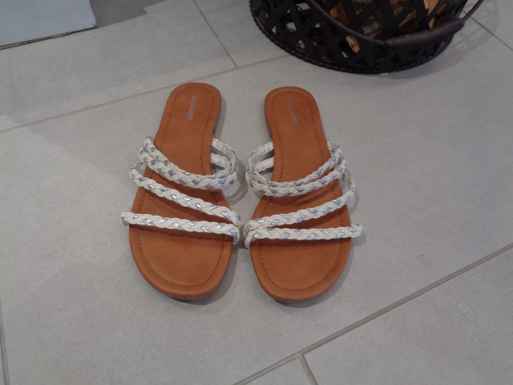 Graceland Scarpe da donna: Weiss Sandale von Graceland Gr. 36 - 260273 – Usato da Küssnacht am Rigi venduto da Schuhe-Secondhand