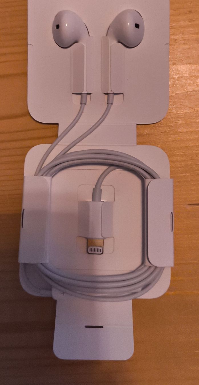Apple Kopfhörer: Apple EarPods mit Lightning Connector neu – Neu (gemäss Beschreibung) aus St. Gallen von jaytheiler