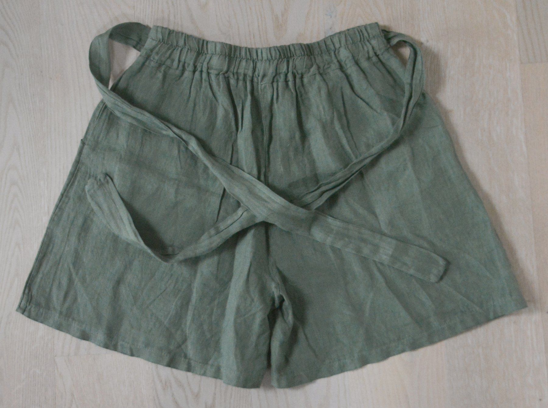 Pantaloni: Olivegrüne Leinen Shorts von Maya – Usato da Niederhasli venduto da littledrop