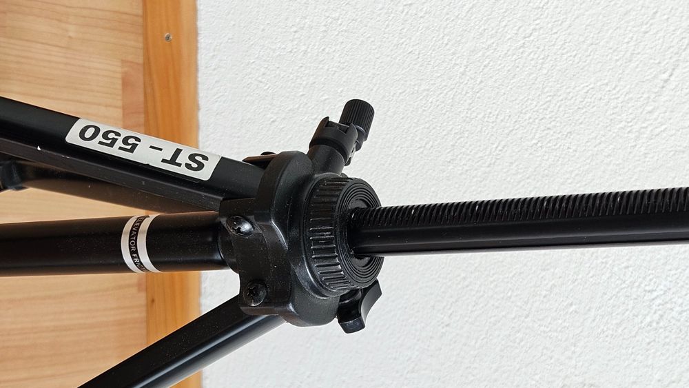 Treppiedi & Teste: Neuwertiges Kamerastativ ST-550 - Robust und Stabil! – Usato da Untervaz venduto da maluns2021 3