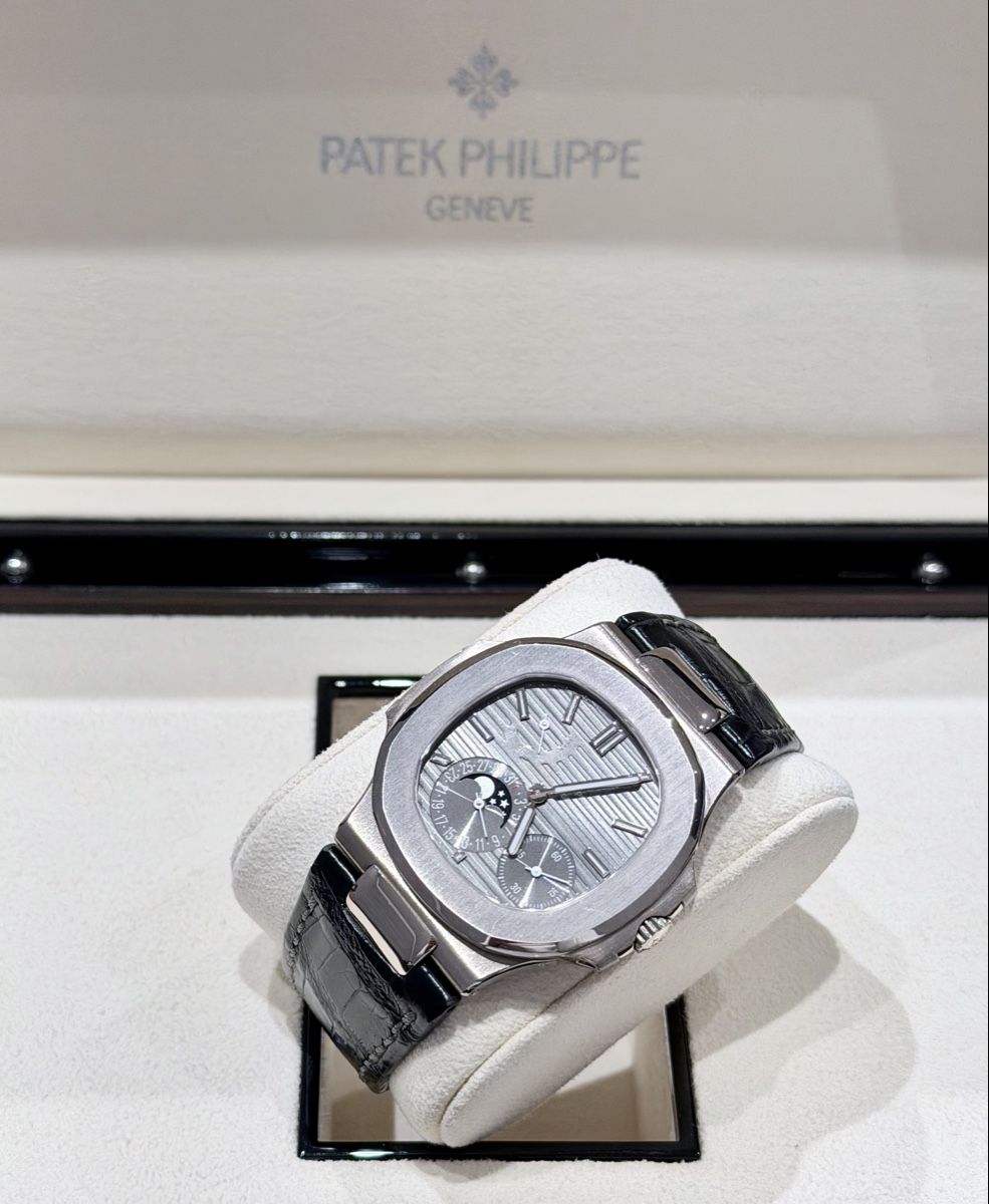 Patek Philippe Orologi: Patek Philippe 5712 Moonphase 18K Whitegold – Usato da Zürich venduto da WATCHROOM 2