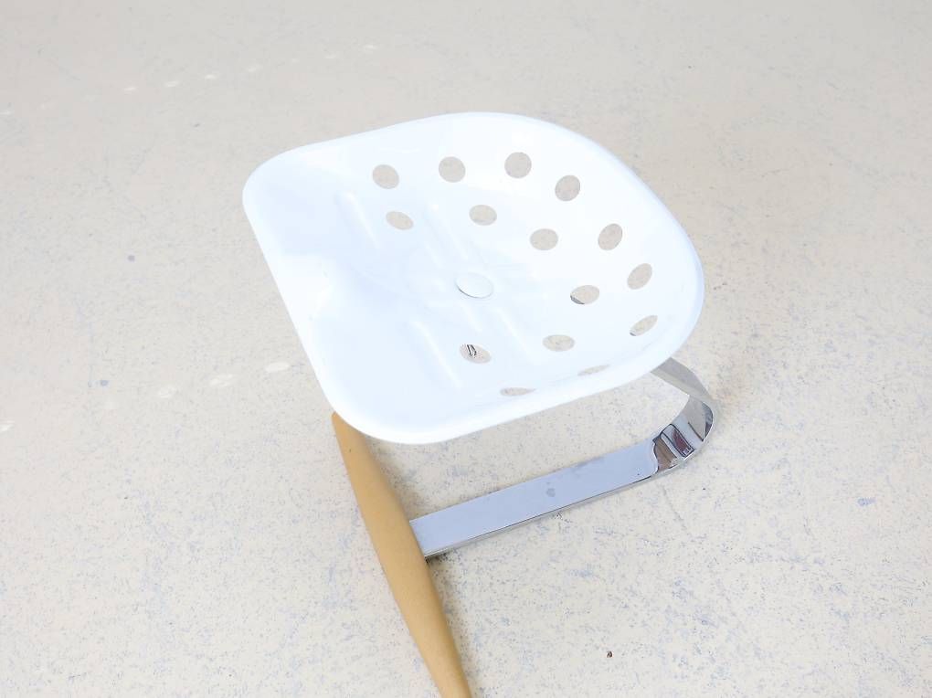 Zanotta Sgabelli: Zanotta Mezzadro Hocker | Weiss Chrom – Usato da Meinisberg venduto da atelier_TILIJA 4