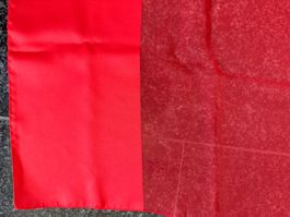 Transparenter roter, langer Schal