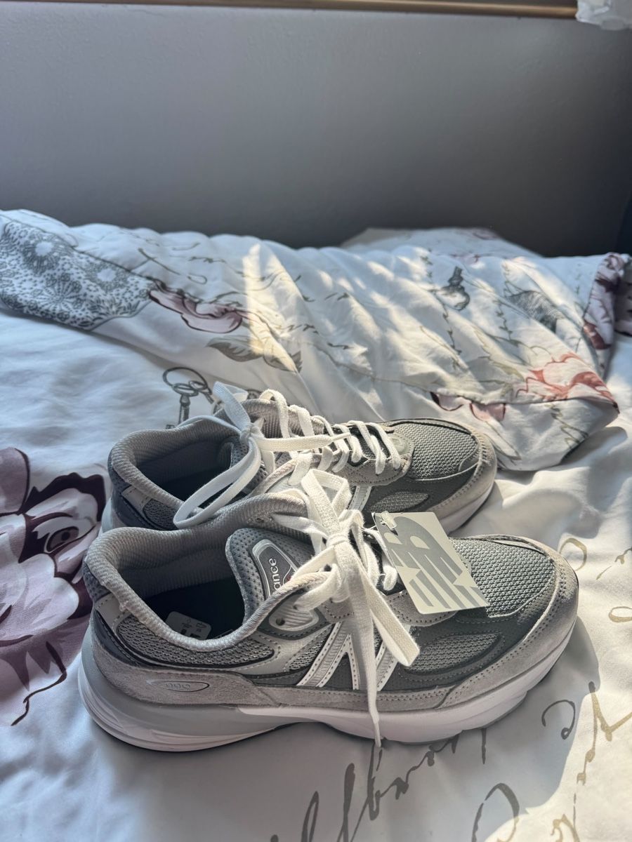 New Balance Damenschuhe: New Balance 990v4 – Neu und originalverpackt aus Bachenbülach von MC.94 1
