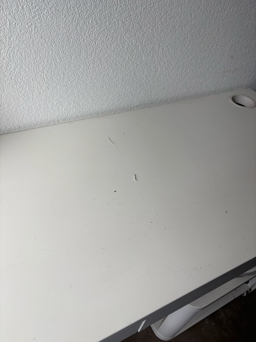 Tavoli: IKEA Micke table – Usato da Zurich venduto da GCambiati 1