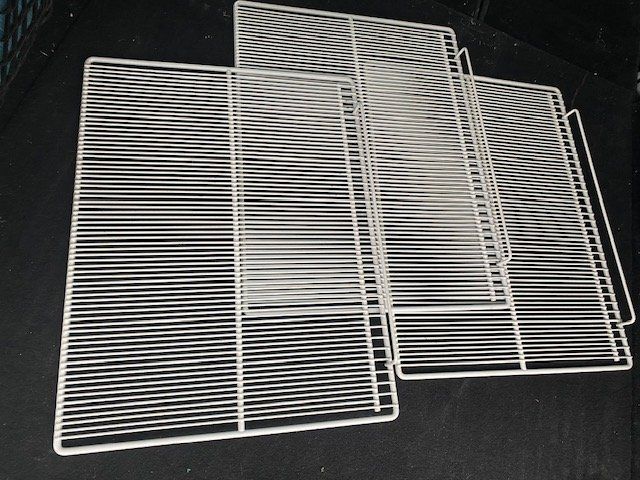 Liebherr Kühlschrank-Gitter kunststoffbeschichtet 3 stk (Gebraucht) in ...