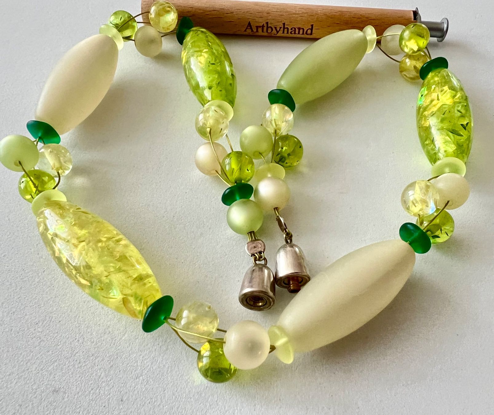 Catenine: Lichtspiel Statement-Glaskette Limettengrün Weiss mit Perlen – Usato da Ruswil venduto da artbyhand 2