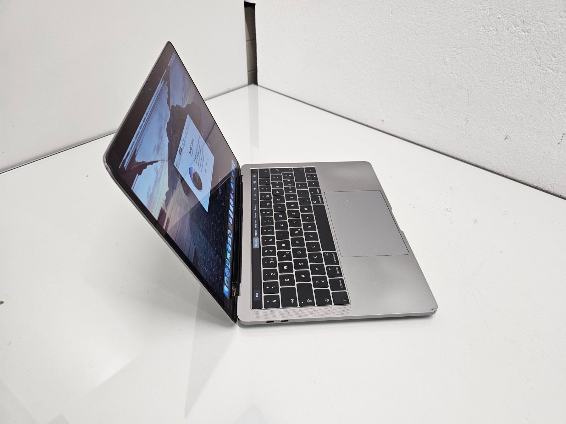 Apple Notebooks: Macbook Pro 2016 mit Defektem Bildschirm – Defekt aus Niederdorf von  4