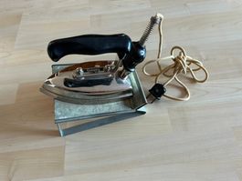altes Calora Bügeleisen mit Abstellgestell