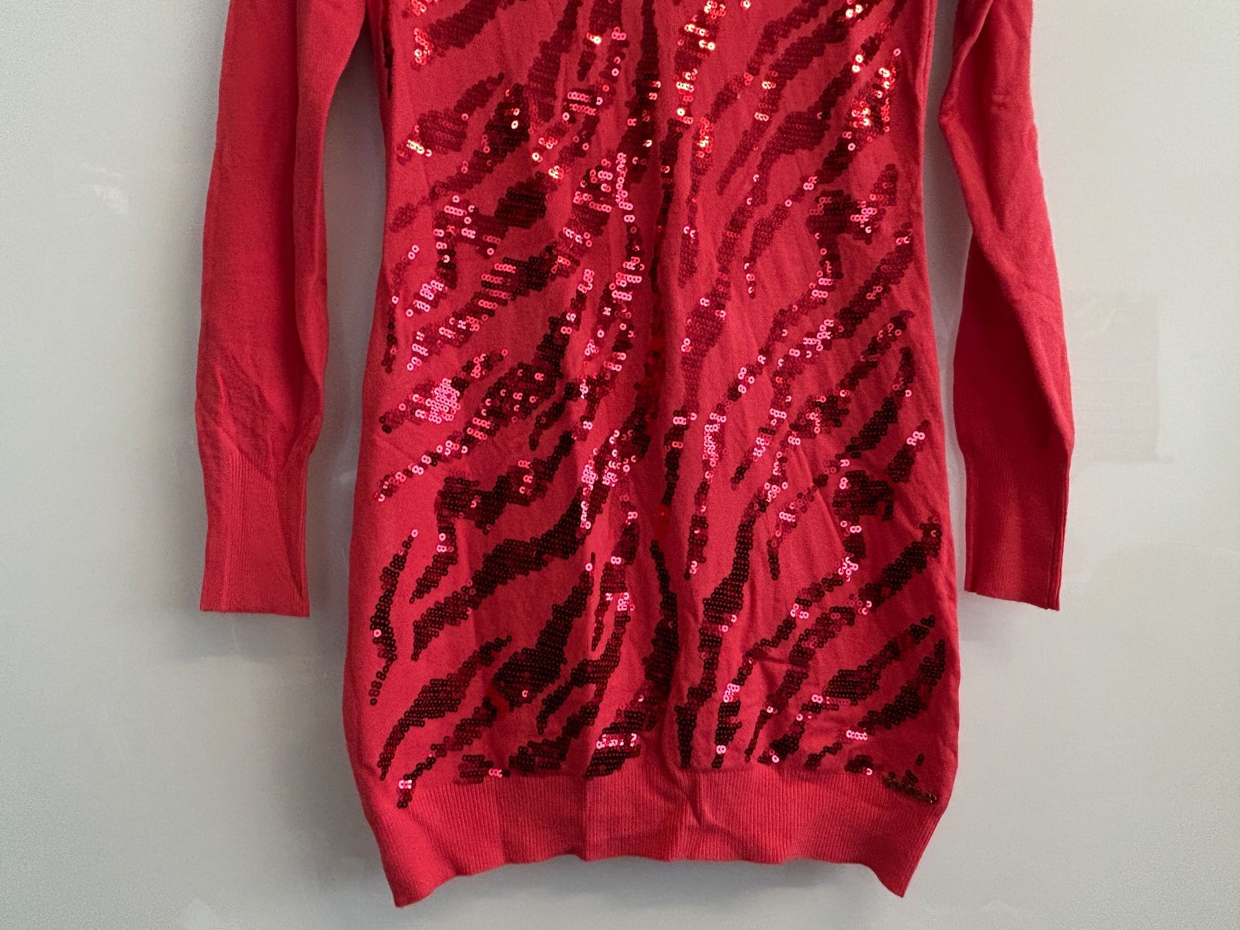 Maglioni & Felpe: Pullover Lang Rot Pailletten Figurbetont 1 Size Neu – Nuovo e nell'imballaggio originale da Regensdorf venduto da Spyke55 2