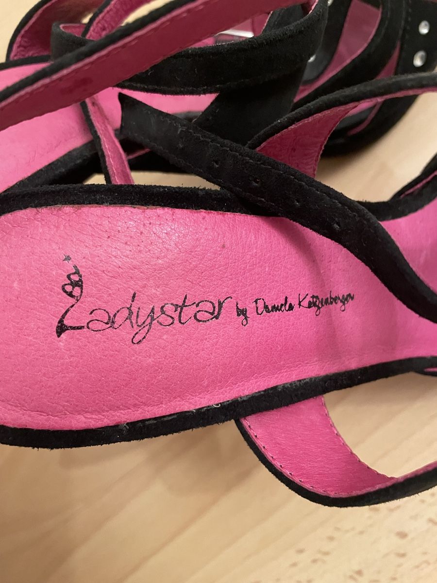 Scarpe da donna: Schwarze Ladystar High Heels Gr. 39, Wildlederoptik – Nuovo (secondo la descrizione) da Meisterschwanden venduto da beauty26. 5