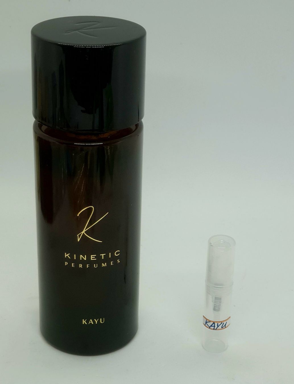 Profumi & Eau de Toilette: 2 ml KAYU KINETIC ABFÜLLUNG – Nuovo (secondo la descrizione) da St. Gallen venduto da CaliSunshine