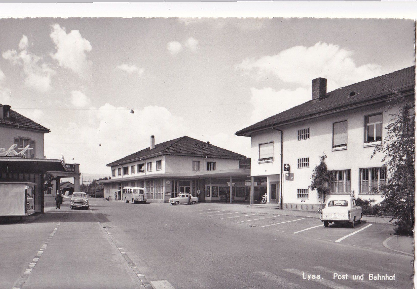 Cartes postales: Lyss Post und Bahnhof Postauto und alte Autos – D'occasion à Olten par clotaldi
