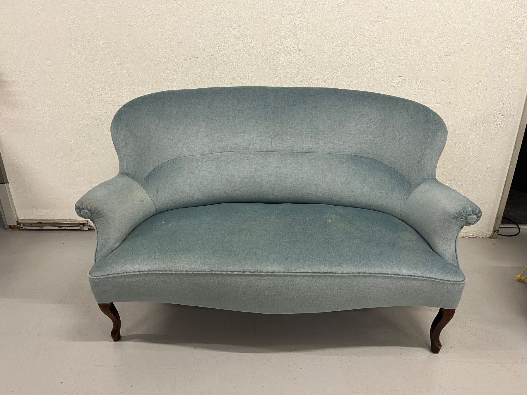 Divani: Hellblaues Samt Sofa Viktorianisch Queen Anne Sti ca um 1900 – Usato da Zürich venduto da Levelart