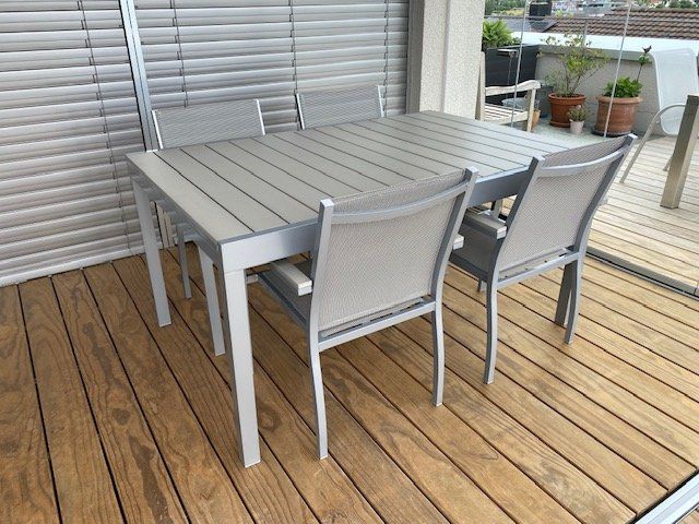 Set de table et chaises: Gartentisch, ausziehbar,  mit 4 Gartenstühlen, hellgrau – D'occasion à Sirnach par Lancaia