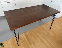 Vollholz Tisch mit Metallbeinen
