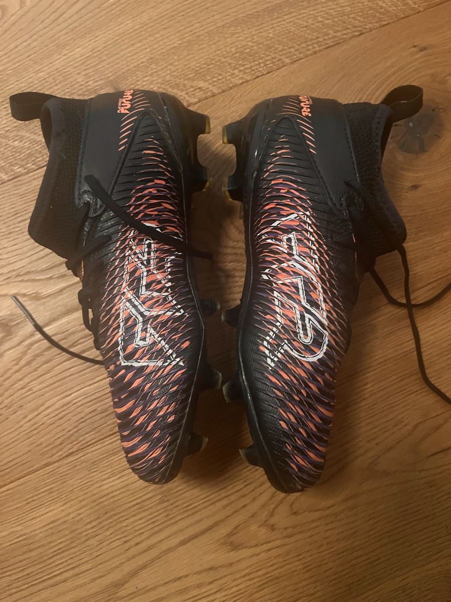 Puma Scarpe per ragazzi: Fussballschuhe Puma Future schwarz Gr. 43 neuwertig – Usato da Bubikon venduto da Beat035