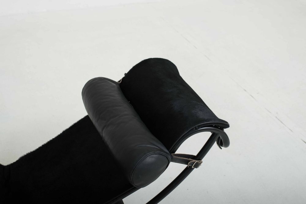 Cassina Sedie a sdraio: Cassina LC4 Chaise Longue von Le Corbusier, Fell Schwarz – Usato da Zürich venduto da STUZH38 2