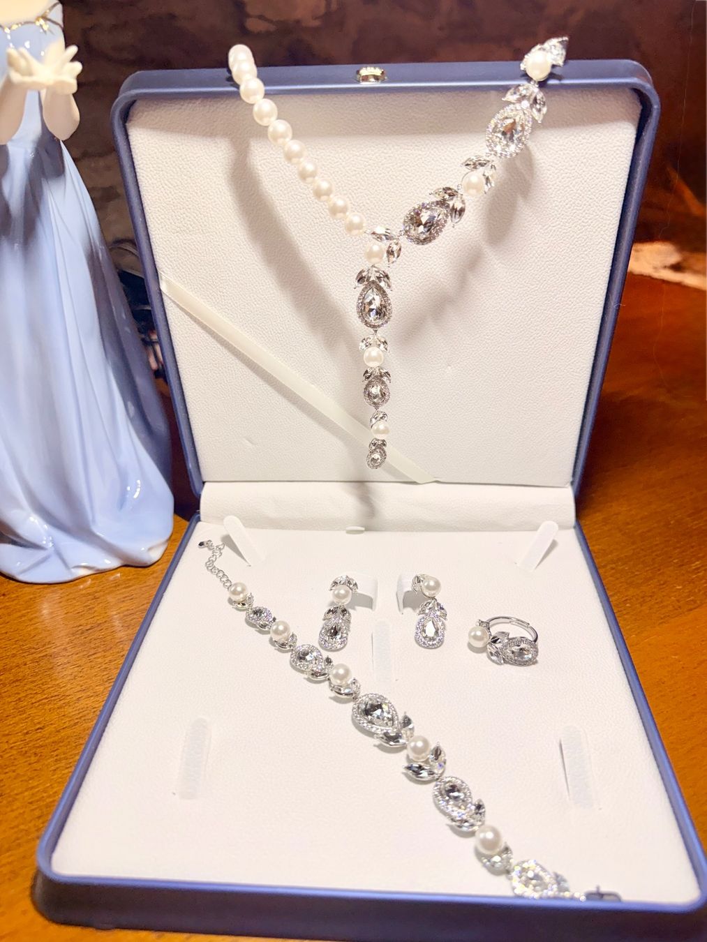 Autres bijoux: Parure Perle Blanche – Neuf avec emballage d'origine à St-Maurice par Sandrinette123 3