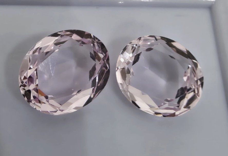 Pietre preziose: Certified 17.70 Ct Oval Cut Loose Gemstone – Nuovo e nell'imballaggio originale da Genève venduto da AWWA