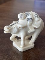 Netsuke, Mann auf Wasserbüffel, signiert