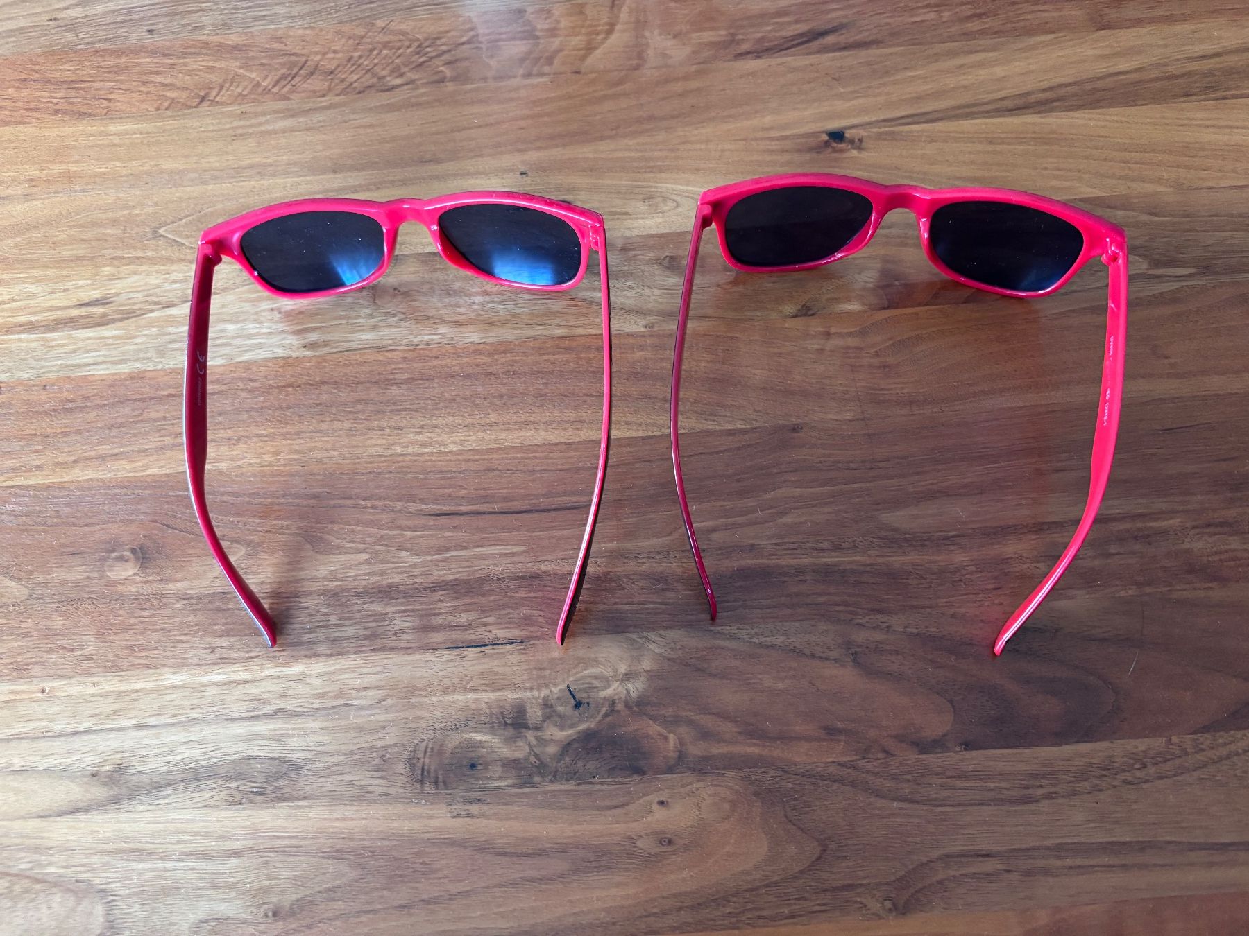 Brillen & Gläser: 2 Sonnenbrillen  Wayfarer rot/?schwarz – Neu (gemäss Beschreibung) aus Balsthal von Uroby 1