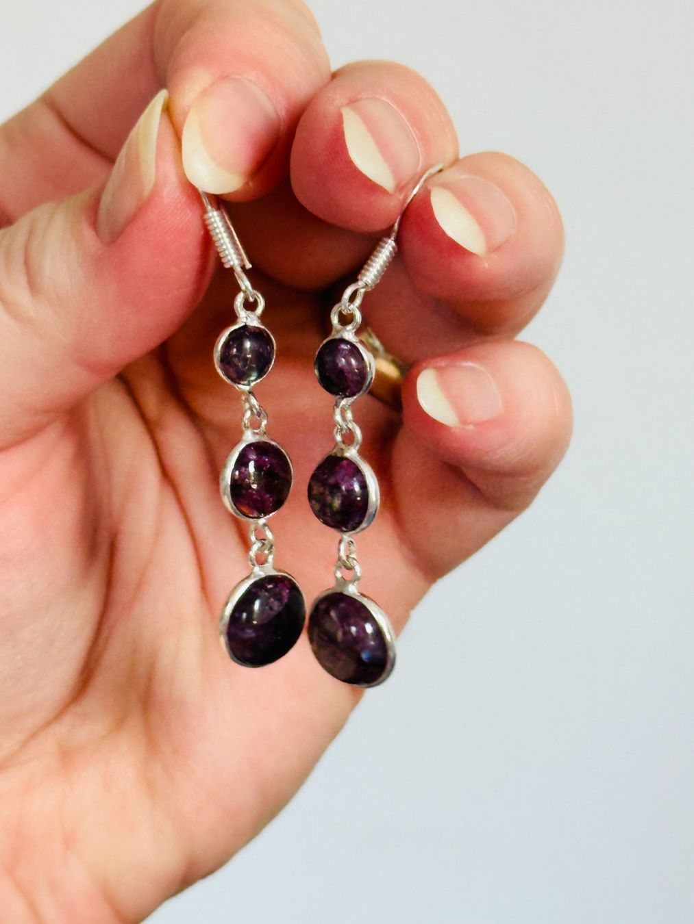 Orecchini pendenti & Orecchini a lobo: Color Enhanced Red Flash Labradorite earrings – Nuovo e nell'imballaggio originale da Genève venduto da AGBERG 4