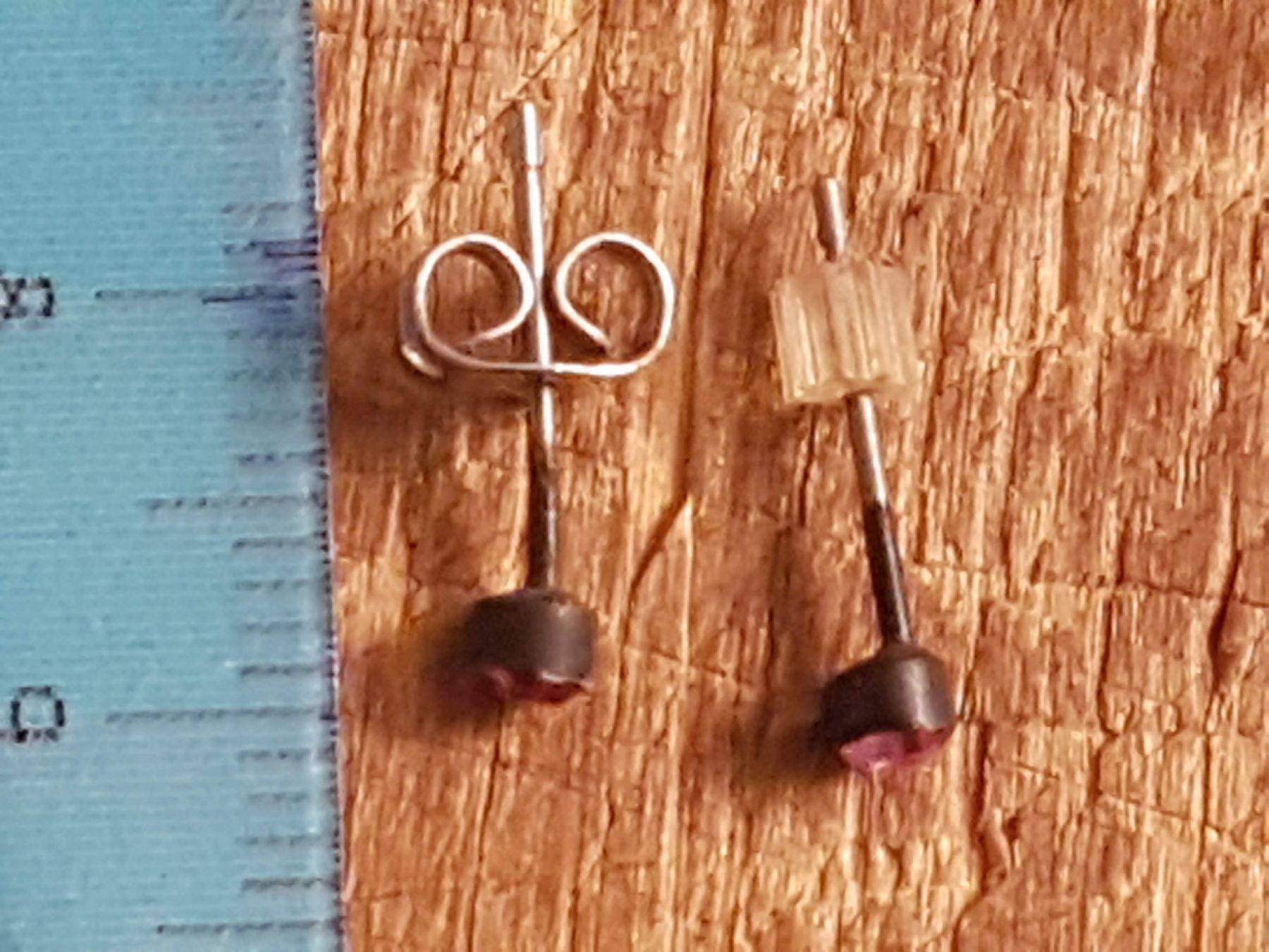 Ohrringe & -stecker: Ohrstecker facettiert glitzernd rosa Mini, silberfarben – Gebraucht aus Ettingen von Maranathatalitha 3