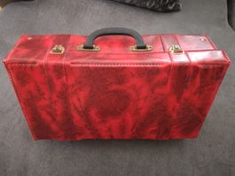 Roter Koffer aus Kunststoff