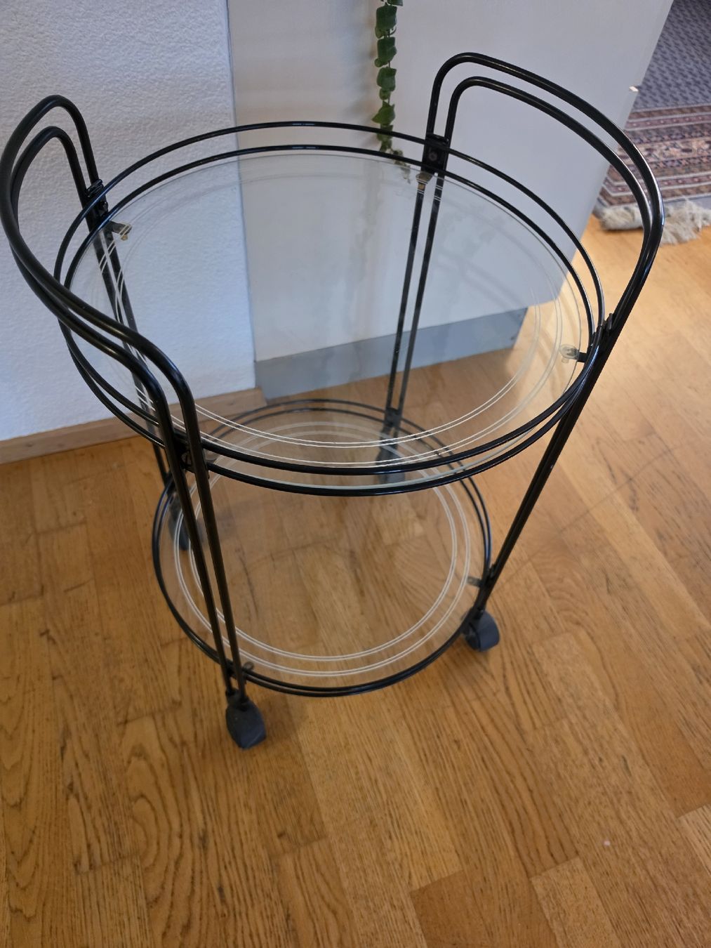 Alle Dekorationen: Servierwagen schwarz Metall Glas  – Gebraucht aus Thal von Vintagekeller 1