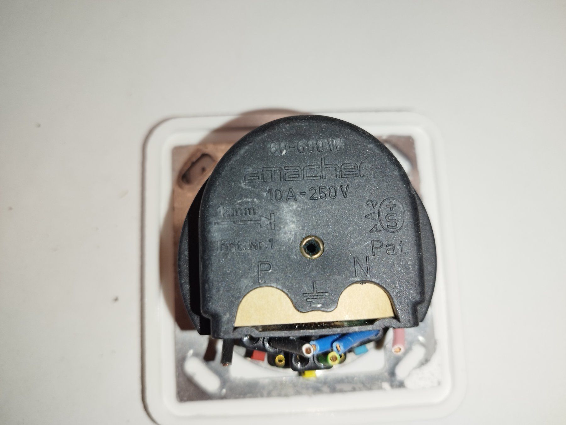 Interruttori: Amacher Kleinkombination Dimmer mit Touch / Steckdose – Usato da Wallenwil venduto da Franc.Widmer 1